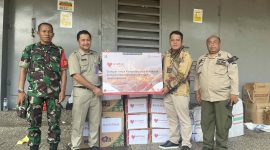 Bank DKI Peduli saat menyerahkan bantuan kemanusiaan kepada korban bencana musibah kebakaran di wilayah Kampung Bali Matraman, Kecamatan Manggarai, Jakarta Selatan, Selasa (20/8/2024)./BankDKI